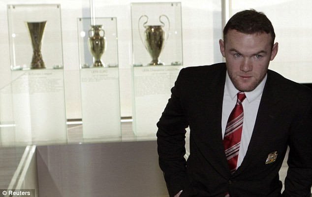 Rooney khi cùng HLV Fabio Capello đến trụ sở của UEFA tại Nyon, Thụy Sĩ để kháng án...